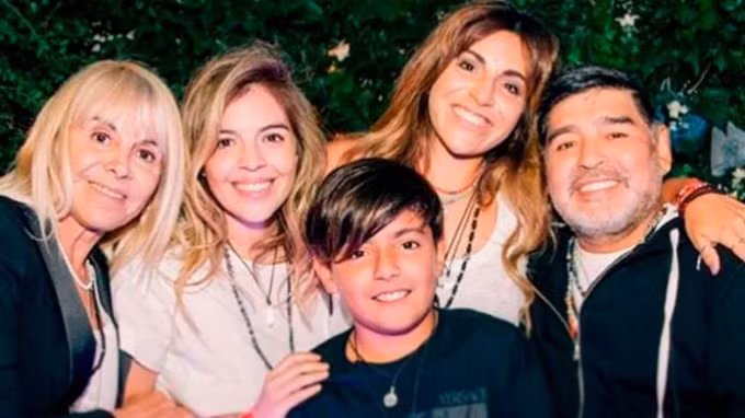 Maradona bên cạnh các con. Ảnh: Infobae.