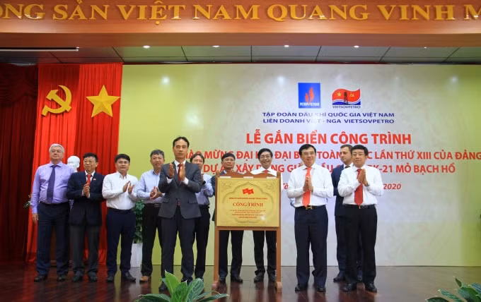 Lãnh đạo Petrovietnam và lãnh đạo Vietsovpetro thực hiện nghi thức gắn biển công trình giàn BK21