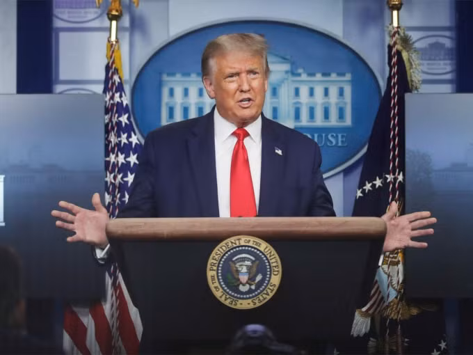 Chính quyền của Tổng thống Trump vừa đưa thêm 4 công ty Trung Quốc vào danh sách đen, trong đó có 2 'ông lớn' là SMIC và CNOOC - Ảnh: Reuters