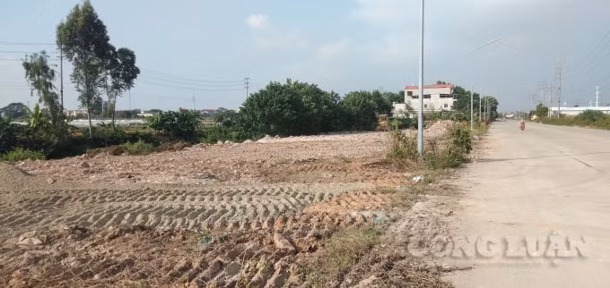 Hoạt động thi công không có hàng rào ngăn cách với đường giao thông đang sử dụng.