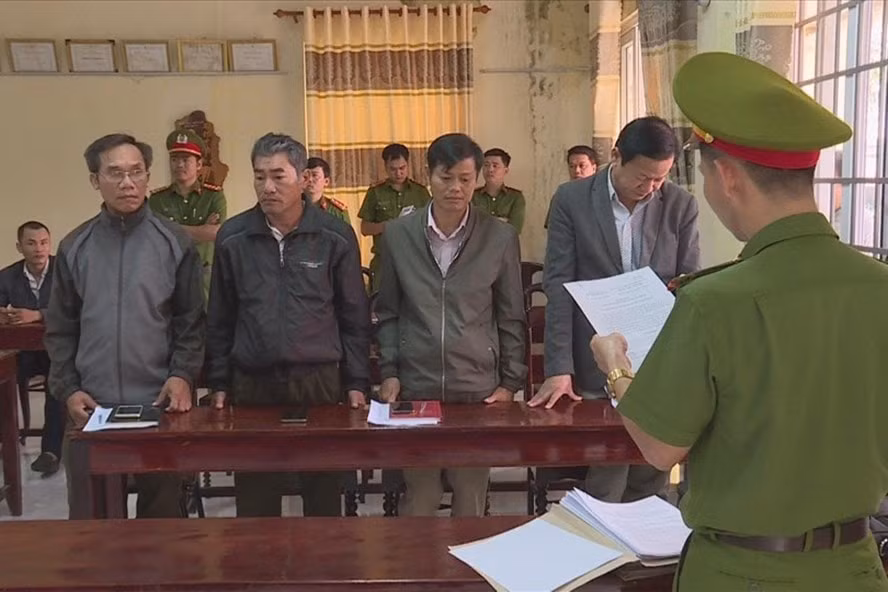 Công an tỉnh Đắk Lắk đọc lệnh bắt giam các cán bộ Công ty Lâm nghiệp Ea Kar. Ảnh: laodong.vn