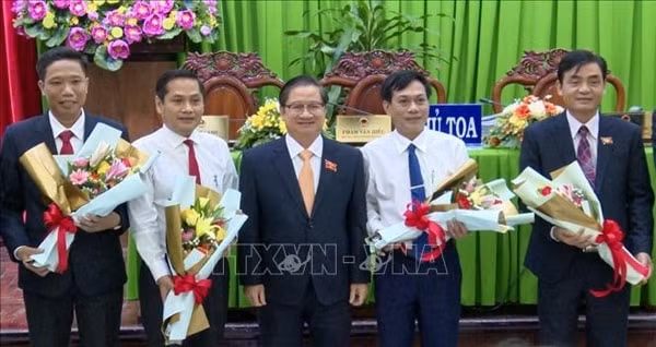 Chủ tịch UBND thành phố Cần Thơ Trần Việt Trường (giữa) chúc mừng các ông Nguyễn Xuân Hải, Nguyễn Ngọc Hè, Nguyễn Văn Hồng, Nguyễn Thực Hiện (từ phải qua) được bầu giữ các chức danh Phó Chủ tịch HĐND, Phó Chủ tịch UBND thành phố. Ảnh: TTXVN