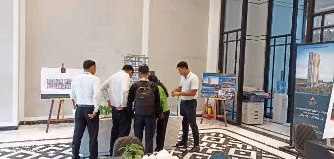 Khách hàng đến tìm hiểu dự án Altara Residences Quy Nhơn