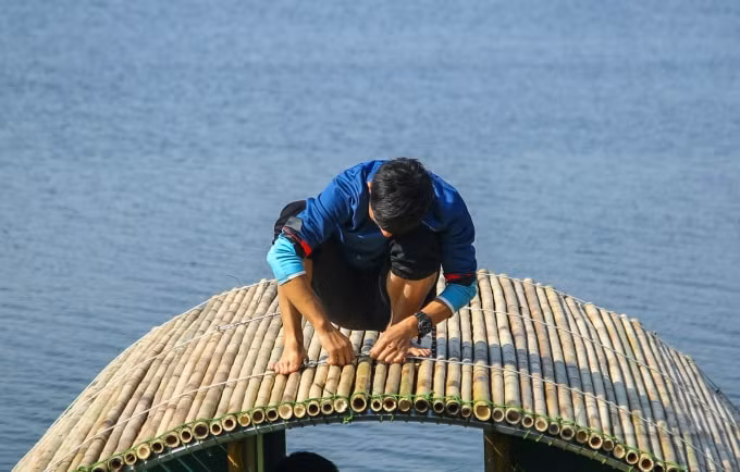 Phần trên được lắp ghép bởi tôn tạo thành vòm có độ cao 1,9m có thể chứa đồ đạc.