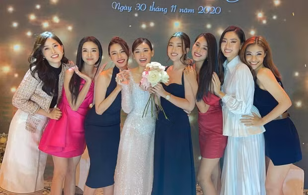 Khoảnh khắc các mỹ nhân Vbiz xuất hiện chung khung ảnh với cô dâu Tường San lập tức gây sốt.