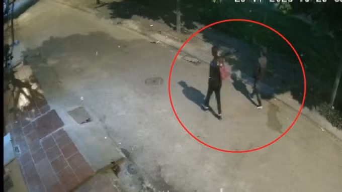 Thời điểm nạn nhân đi cùng Hoàng trước khi bị sát hại được camera an ninh ghi lại.