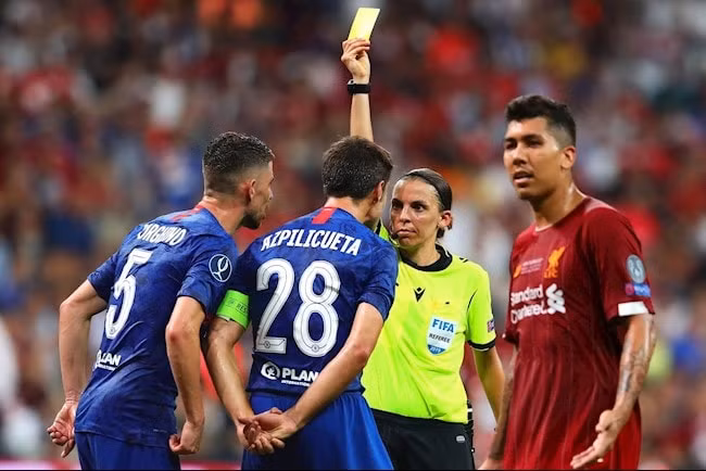 Stephanie Frappart từng cầm còi ở trận Siêu Cúp châu Âu 2019 giữa Liverpool vs Chelsea. Ảnh: bongda24h.vn