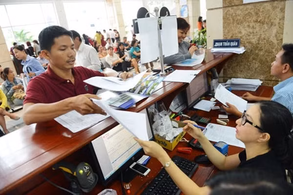 Người dân làm thủ tục thuế tại Cục Thuế TP HCM