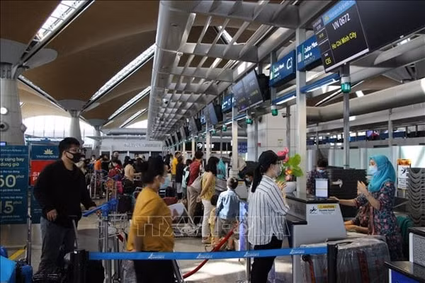 Bộ Y tế đề nghị rà soát các trường hợp đi về từ nước ngoài để giám sát chặt chẽ dịch COVID-19. Ảnh minh họa