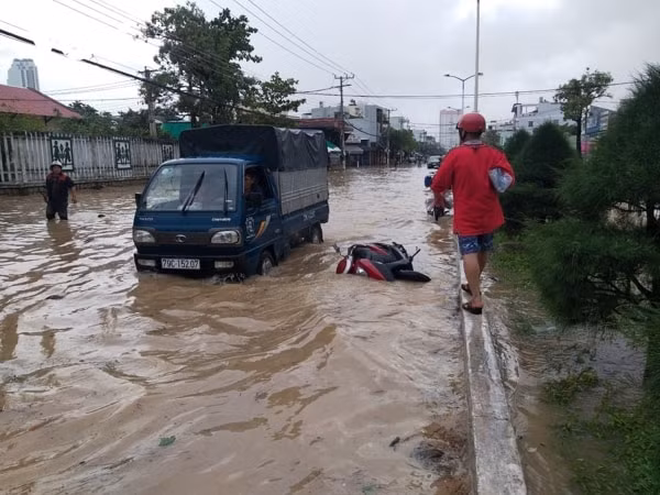 Nhiều tuyến đường ở Khánh Hòa nước ngập sâu, đi lại khó khăn
