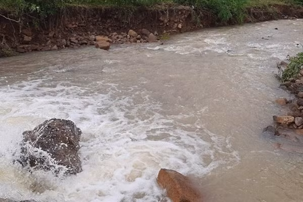 Con suối ở thôn Lương Sơn 3, xã Vĩnh Lương, TP Nha Trang nước dâng cao trong đêm cuốn trôi 3 cha con. Ảnh: Lao Động