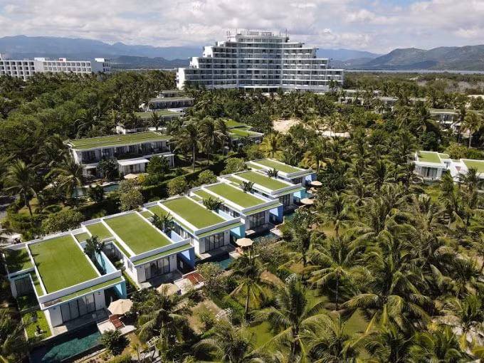 Cam Ranh Riviera nổi bật với sắc xanh bất tận và hoa cỏ rực rỡ sắc màu.