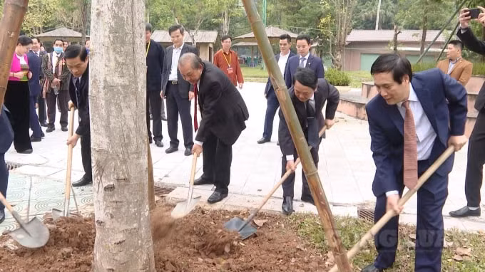 Đồng chí Trương Hòa Bình cùng đoàn Đại biểu các dân tộc thiểu số Việt Nam lần thứ II đã trồng cây lưu niệm tại Ngã năm Đền Giếng.