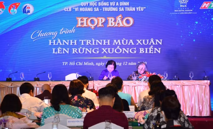 Nguyên Phó Chủ tịch nước Trương Mỹ Hoa - Chủ tịch Quỹ Học bổng Vừ A Dính, chủ trì buổi họp báo.