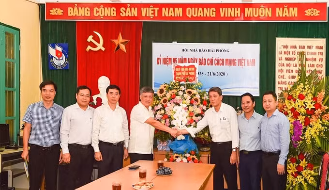 Lãnh đạo thành phố đến thăm và chúc mừng Hội Nhà báo Hải Phòng nhân dịp Kỷ niệm 95 năm Ngày Báo chí Cách mạng Việt Nam (21/6/1925-21/6/2020).