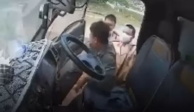 Hình ảnh CSGT Công an huyện Việt Yên được cho là lăng mạ, đánh tài xế xe tải. Ảnh: tintaynguyen.com.vn