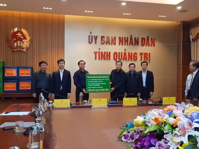 Tập đoàn Masan đồng hành cùng Bộ Nông nghiệp & Phát triển Nông thôn trao tặng 6 tấn thịt viên cho bà con vùng lũ
