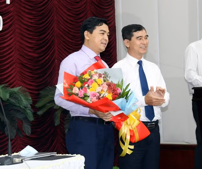 Bí thư Tỉnh ủy Bình Thuận Dương Văn An tặng hoa chúc mừng tân Chủ tịch HĐND tỉnh Bình Thuận Nguyễn Hoài Anh (trái). Ảnh: TNO