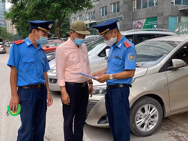 Kiểm tra, xử lý hơn 300 điểm trông giữ phương tiện vi phạm trật tự an toàn giao thông, trật tự đô thị trên địa bàn Thành phố Hà Nội. Ảnh minh họa