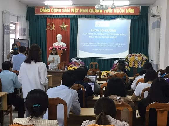 Các phóng viên, nhà báo dự lớp tập huấn.