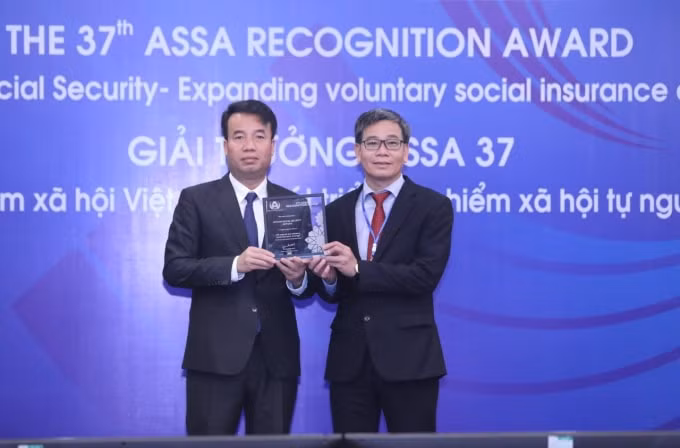 Tổng Giám đốc Nguyễn Thế Mạnh thay mặt ASSA trao giải thưởng hạng mục “Tiếp tục cải tiến