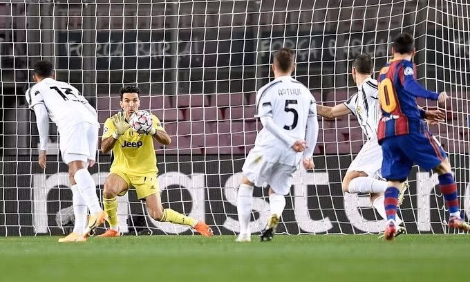 Buffon từ chối một cú sút trúng hướng cầu môn của Messi trên sân Camp Nou hôm 8/12. Ảnh: ESPN