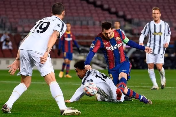 Messi khó khăn trong việc đánh bại hàng thủ Juve.