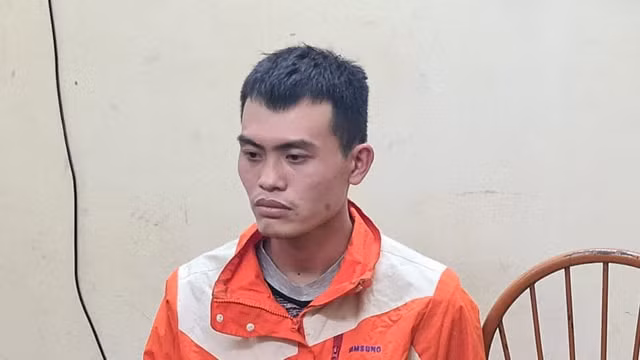 Đối tượng Lê Anh Chiến tại cơ quan điều tra. Ảnh: nld.vn