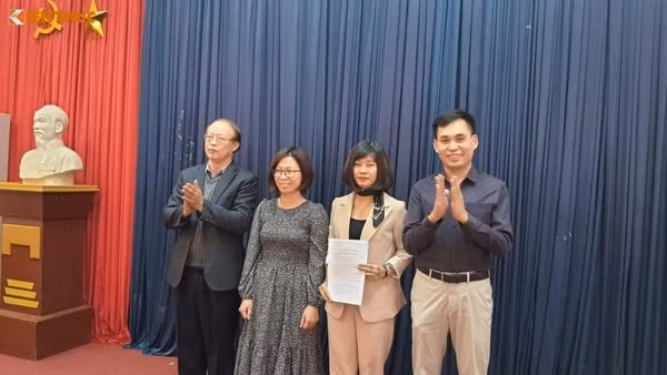 Ban lãnh đạo Báo Tri thức và Cuộc sống nhận quyết định thành lập báo