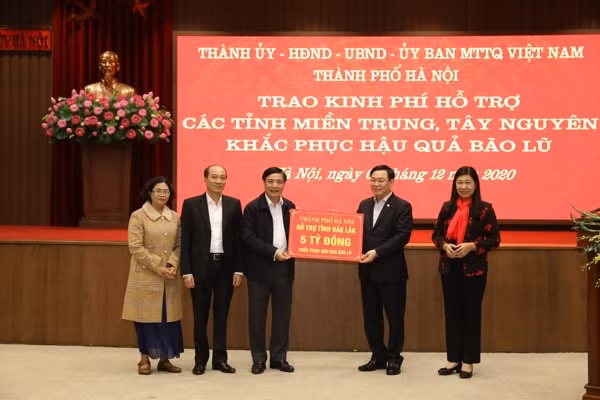 Bí thư Thành ủy Hà Nội và lãnh đạo Thành phố trao hỗ trợ các tỉnh miền Trung và Tây Nguyên. Ảnh: VGP
