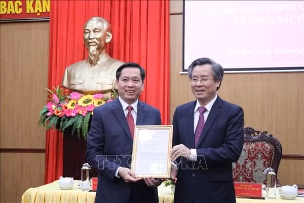 Ông Nguyễn Quang Dương, Phó Trưởng Ban Tổ chức Trung ương (phải) trao quyết định cho ông Nguyễn Long Hải. Ảnh: TTXVN