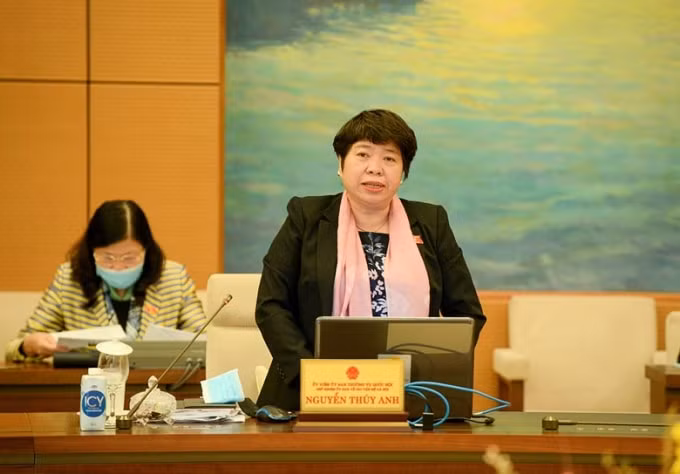 Bà Nguyễn Thuý Anh – Chủ nhiệm Ủy ban về các vấn đề xã hội của Quốc hội đã trình bày báo cáo tiếp thu, giải trình tại phiên họp.