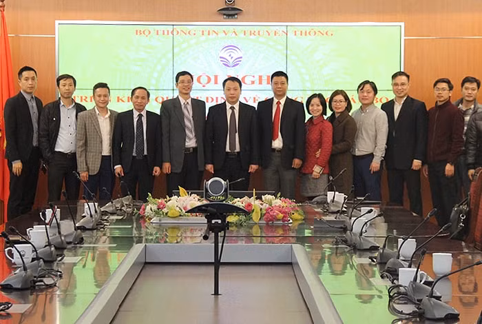 Thứ trưởng Nguyễn Huy Dũng chụp ảnh lưu niệm với lãnh đạo chủ chốt Cục Tin học hóa.