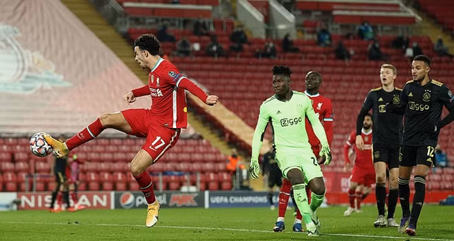 Thủ thành của Ajax ngỡ ngàng nhìn Curtis Jones dứt điểm vào lưới trống. Ảnh: thethaovanhoa.vn