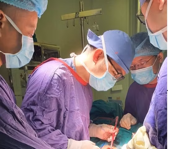 Việc mổ một lúc các trường hợp đa chân thương đòi hỏi sự phối hợp nhịp nhàng của các bác sĩ ở nhiều chuyên khoa khác nhau (ảnh TL).