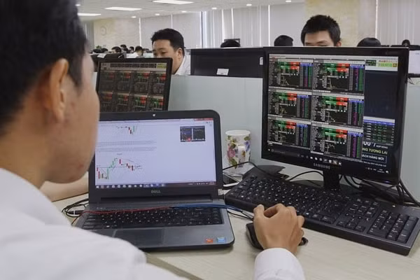Trong phiên 2/12, VN-Index được dự báo sẽ tiếp tục có diễn biến giằng co quanh ngưỡng 1.000 điểm
