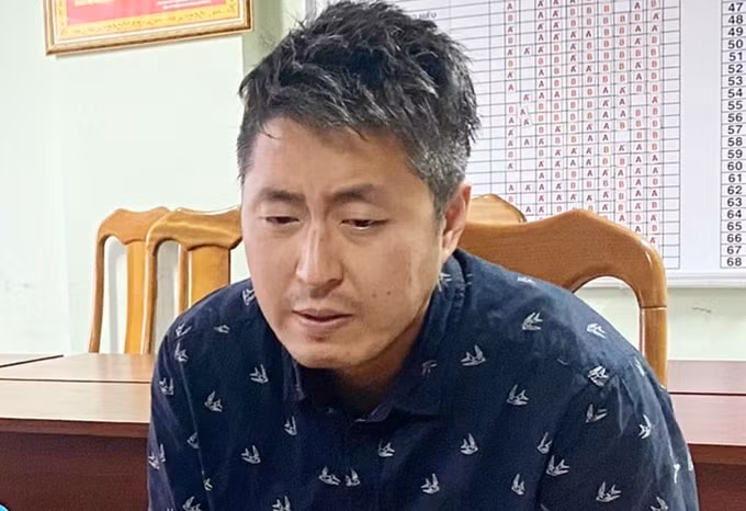 Jeong In Cheol tại cơ quan điều tra. Ảnh: QT.