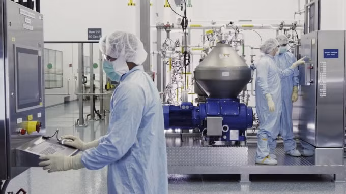 Các nhà khoa học của Regeneron làm việc với một lò phản ứng sinh học tại một cơ sở của công ty ở New York vào đầu năm nay. Ảnh: REGENERON / VIA AP
