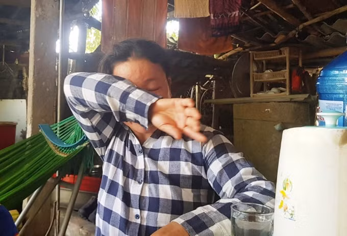Chị Chu Thị Thắm bật khóc vì bị thị trấn Tiên Điền loại khỏi diện hộ nghèo