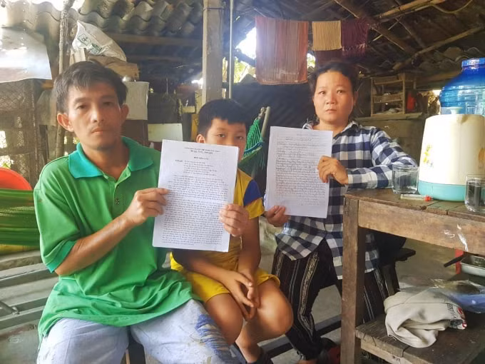 Gia đình hộ nghèo hơn chục năm nay kiến nghị các cấp chính quyền xem xét lại việc họ bị bỏ sót họ
