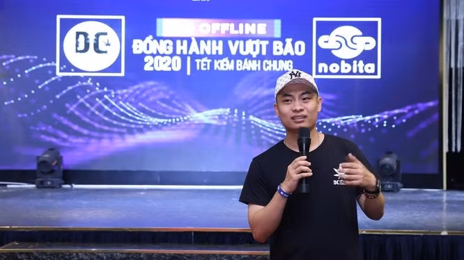 Ông Donnie Chu - Founder DC Group, Bloger về Digital Marketing chia sẻ tại hội thảo “Đồng hành vượt bão 2020”. Ảnh: NA