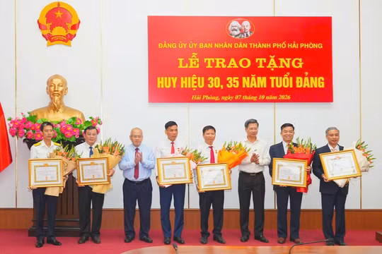 Hải Phòng: Đảng ủy UBND thành phố trao Huy hiệu Đảng tặng các đảng viên tiêu biểu
