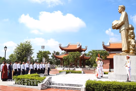 Lãnh đạo tỉnh Hưng Yên dâng hương tưởng niệm các anh hùng liệt sĩ 
