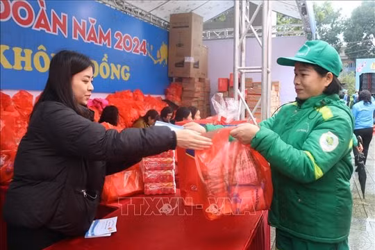 Liên đoàn Lao động tỉnh Cao Bằng tổ chức chương trình "Tết sum vầy - Xuân chia sẻ" Xuân Giáp Thìn năm 2024.