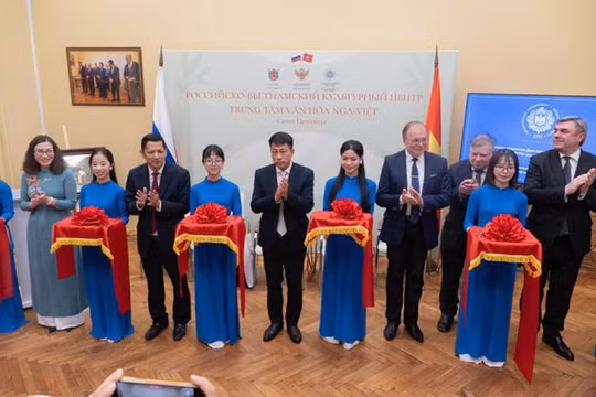Ngày 21/5, tại thành phố St. Petersburg (Liên bang Nga), trong khuôn khổ Ngày Văn hoá và Ngôn ngữ Việt Nam, Nhà xuất bản Giáo dục Việt Nam (NXBGDVN) đã tổ chức lễ trao tặng “Tủ sách tiếng Việt” cho Trung tâm Văn hoá Nga – Việt.