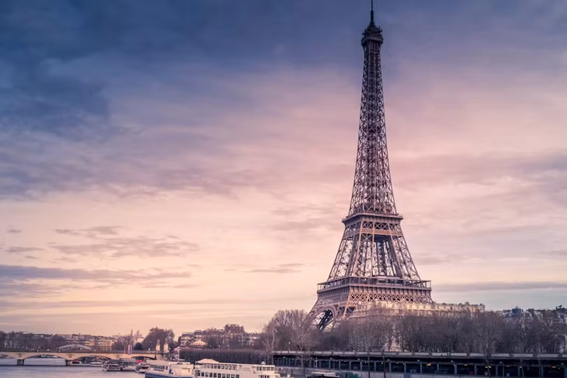 Tháp Eiffel mở cửa trở lại sau tranh cãi điều chuyển nhân viên nữ