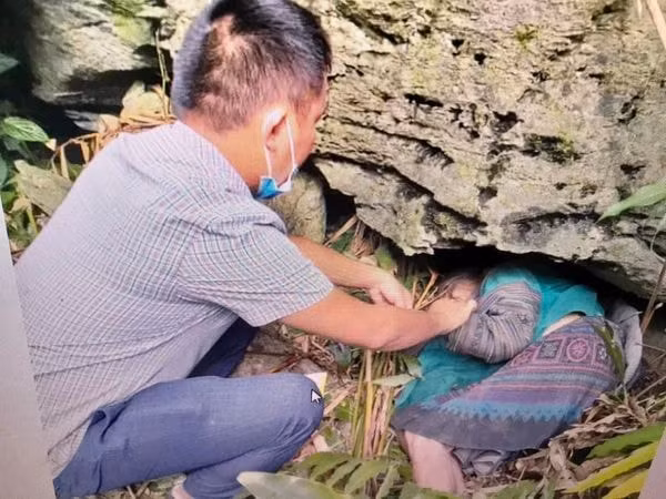 lao cai cong an kip thoi cuu giup mot cu ba 94 tuoi bi lac trong rung sau hinh 1