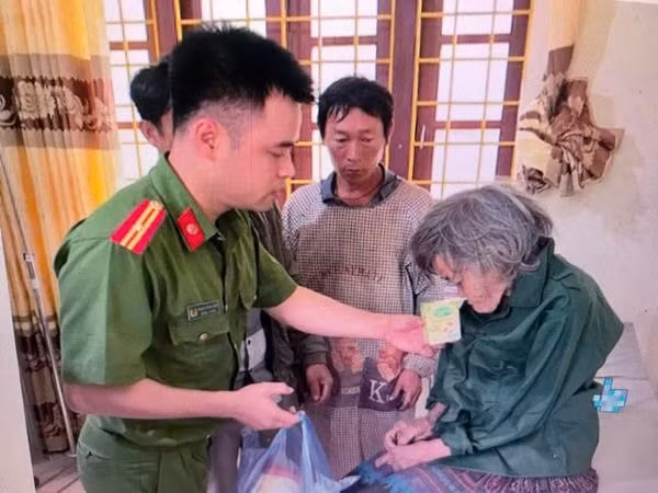 lao cai cong an kip thoi cuu giup mot cu ba 94 tuoi bi lac trong rung sau hinh 2