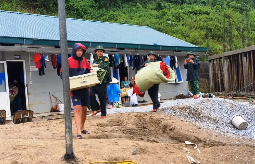 thanh hoa di doi khan cap hon 200 hoc sinh do sat lo hinh 1