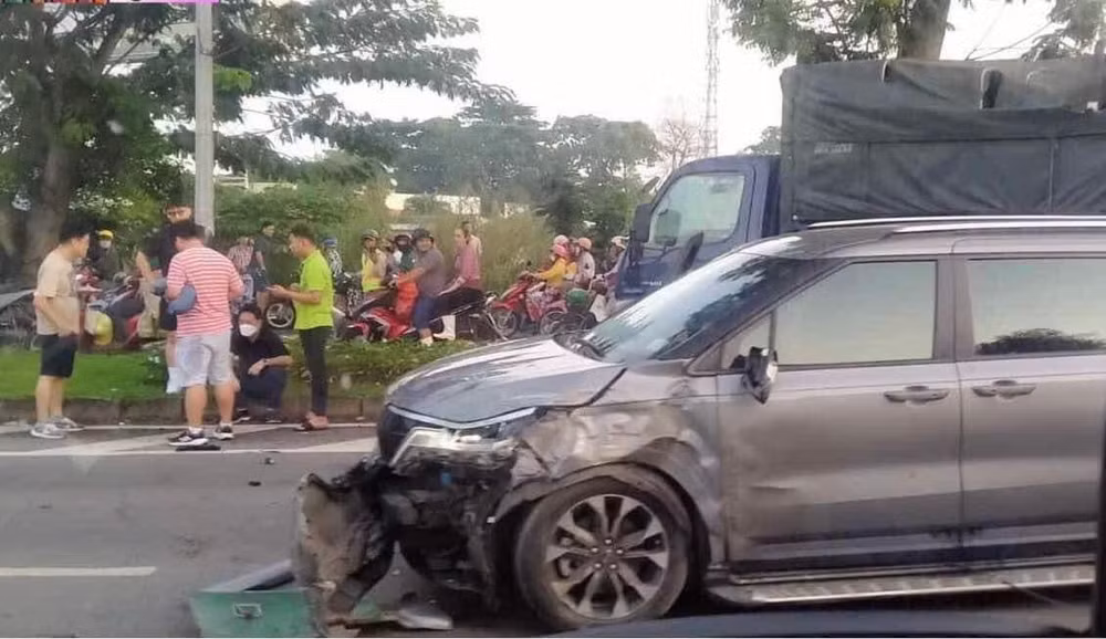4 o to tong lien hoan o tp hcm khien 2 nguoi tu vong hinh 2